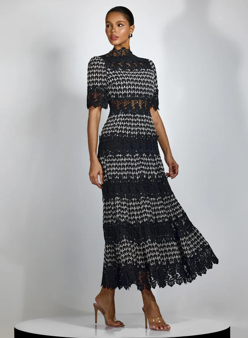 سنفير فستان سابرينا قصير الأكمام مطرز بالدانتيل متوسط الطول